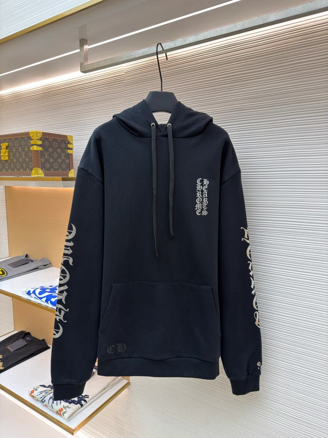 Chrome Hearts 1988 limited sweatshirt ●Original version: Purchased and developed for 7999 ●Item number: 1680865-A75 ●Fabric: 100% cotton fabric ●Technology: Ink printing ●Version: Loose fit ●Weight: about 880g ●Size: S-M-L ●Description: The fabric is made of 420g fleece cotton. Printing uses a variety of printing techniques, including thermoset ink printing. The overall wiring is straight and delicate, the fabric is comfortable and soft, and the color is consistent without color difference. It can be matched with the same style to create a fashionable look and control various occasions. Customized accessories, complete with three standards, same style for men and women!